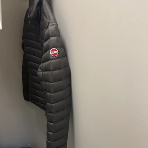 Colmar jacka  - Perfekt jacka såhär till hösten.  Säljer pga storlek då den är för liten. Storlek: 46 (S/XS). Pris går att diskuteras. Helst frakt och den delas 50/50. (Ca 40kr) 