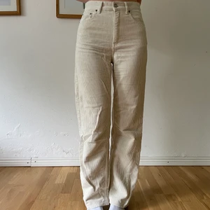 Dr denim manchester byxa - Fin beige byxa från dr denim, inga slitningar eller liknande (gott som nya) ❤️‍🔥 Flyttar utomlands snart och kommer enbart ha tid att posta fram tills 8/9 så passa på!! 💘 TRYCK INTE PÅ KÖP DIREKT!