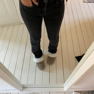 Crocker jeans - Ett par svarta lågmidjade bootcut jeans från crocker! Passar mig som har 32 i jeans och passar folk från 155-165💕