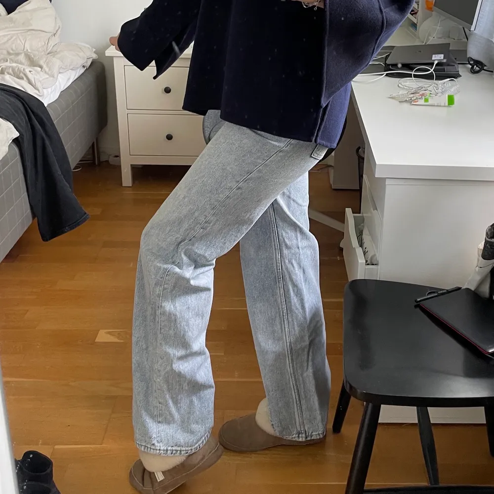 Ljusblåa jeans från Monki i storlek 34, jag är 175 cm lång för referens✨ nypris är 499 kr. Jeans & Byxor.