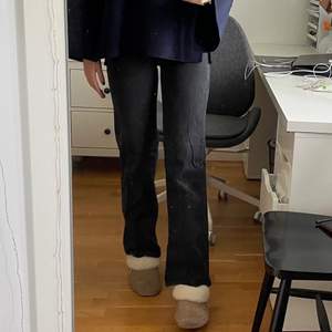 Svarta raka jeans i storlek 34 från Madlady, jag är 175 för referens ✨ nypris 500 kr