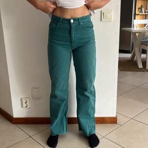 Gröna jeans från Gina tricot. Sitter super fint, använda 1 gång. Modell: 162 cm lång