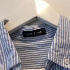 Skjorta - Sam Söe  - En klassisk blå och vit randig SamSöe, SamSöe skjorta i storlek M. Material: Bomull. 