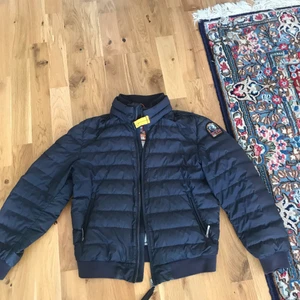 Parajumpers jacka  - Parajumpers jacka, nypris är ca 3000kr. Använt i gott skick, passar till barn mellan 145-158 cm ungefär.  