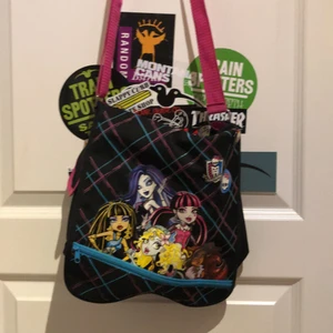väska  - säljer min monster high väska som jag hade när jag var liten, den är som ny. kom privat vid intresse eller frågor <3
