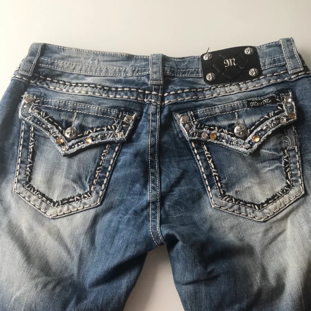 Lågmidjade miss me jeans! Skit fina jeans med as coola fickor💋💋 storlek 30! Midjemått: 84cm, passar perfekt i längden som 165-170cm😘😘 köpte för några dagar sen och passade mig inte bra:( skinny/straight leg💃💃 jeansen är värda mycket💋💋⭐️⭐️. Jeans & Byxor.