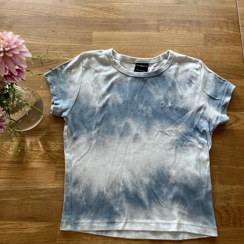 Så fin croppad marble T-shirt från iets Frans… köpt på Urban outfitters! Jättefint skick! Använd inte ”köp direkt” utan skriv till mig så svarar jag direkt ❤️‍🔥. T-shirts.