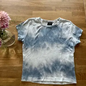 Så fin croppad marble T-shirt från iets Frans… köpt på Urban outfitters! Jättefint skick! Använd inte ”köp direkt” utan skriv till mig så svarar jag direkt ❤️‍🔥