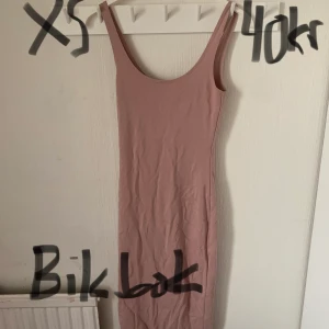 Klänning  - tajt kroppsnära klänning, gjord att följa kurvor. Helt ny 