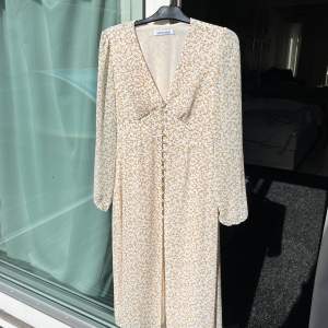 Superfin maxi adooreklänning! Paris dress i mönster ”Lemon”. 500 exklusive frakt. 💕