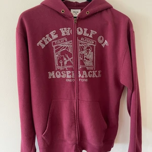 ONE OF ONE ziphoodie S - Vinröd One of one hoodie i strl S.  Nyskick