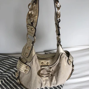 Guess väska - Lagt upp en ny annons då den förra krånglade, köp inte direkt, många var intresserade och ville köpa direkt så vet inte vem som var först, så budet är uppe i 560kr!💓 skriv till mig om ni vill buda, såld 700kr