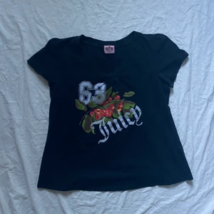 vintage juicy couture tröja  - vintage juicy couture med tryck sååå fin!!! (kolla bild 3 för att se tydligare bild) strl L men passar flera storlekar.köparen står för frakt. ⭐️