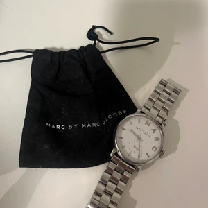 Marc by Marc Jacobs-klocka  - Fin Marc by Marc Jacobs klocka i silver. Har dock inget kvitto då detta var en present från ett ex som jag såklart inte vill behålla längre.  Modell: MBM3242  Nypris ca: 1699:-  Klockan funkar som den ska men behöver byta batteri. Köpare betalar frakt.