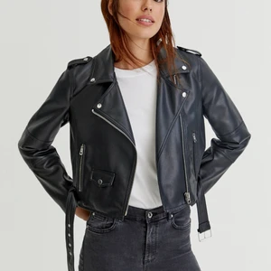 skinn jacka från pull och bear  - en jättefin skinn jacka som kommer vara jätte snygg nu till hösten, i stl xs💗 köpt 359, aktiverade budgivning för att det var många som skrev