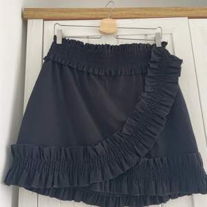 short black skirt from Monki. ruffled details. elasticsted waistline.