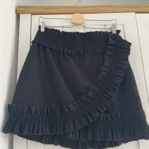 short black skirt from Monki. ruffled details. elasticsted waistline.