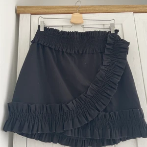 Monki skirt with ruffles - short black skirt from Monki. ruffled details. elasticsted waistline.