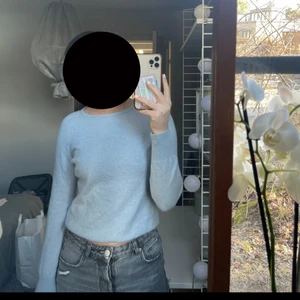 kashmir tröja  - säljer min blå kashmir tröja från hm i 100% kashmir. den är storlek m men passar en S eller XS(köparen står för frakten)