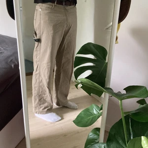 Carpenter Pants - Carpenters från Weekday (Johan Carpenter Pants) Sitter bra med hyfsat baggy fit! Toppen skick! Skriv för mått o liknande