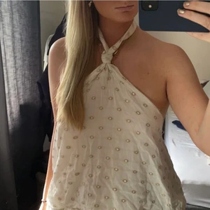 Halterneck topp - Superfin halterneck topp från Zara. Vit med söta guldiga detaljer.