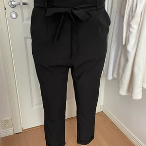 Kostym byxor - Ett par fina kostymbyxor i storlek L, som även har ett band i midjan, använt när jag var yngre men kommer inte till användning längre tyvärr. 💕 Köparen står för frakt