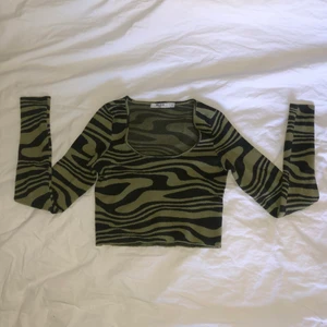 NA-KD x Amalie Star  - Långärmad grön tröja. Ganska tjockt tyg. Någorlunda mycket använd och är nu för liten för mig.