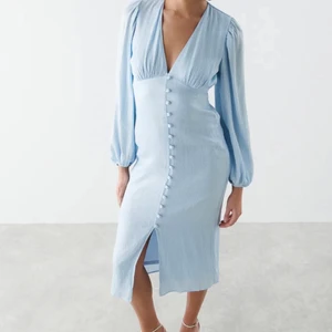 Ljusblå klänning  - Oanvänd klänning från Gina Tricot 