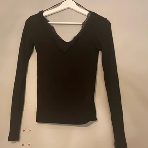 Svart topp - En tajt svart långärmad tröja i svart, storlek xs men kan även vara i s, använt några gånger, men super skön och fin,