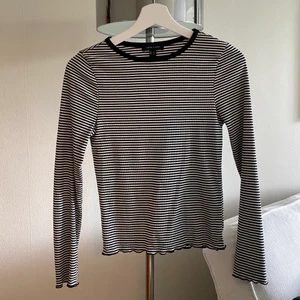 Ribbad randig tröja - Säljer en ribbad randig tröja från New Look (köpt på Asos) i nyskick! Endast använd ett fåtal gånger. 💕 Köparen står för frakt 