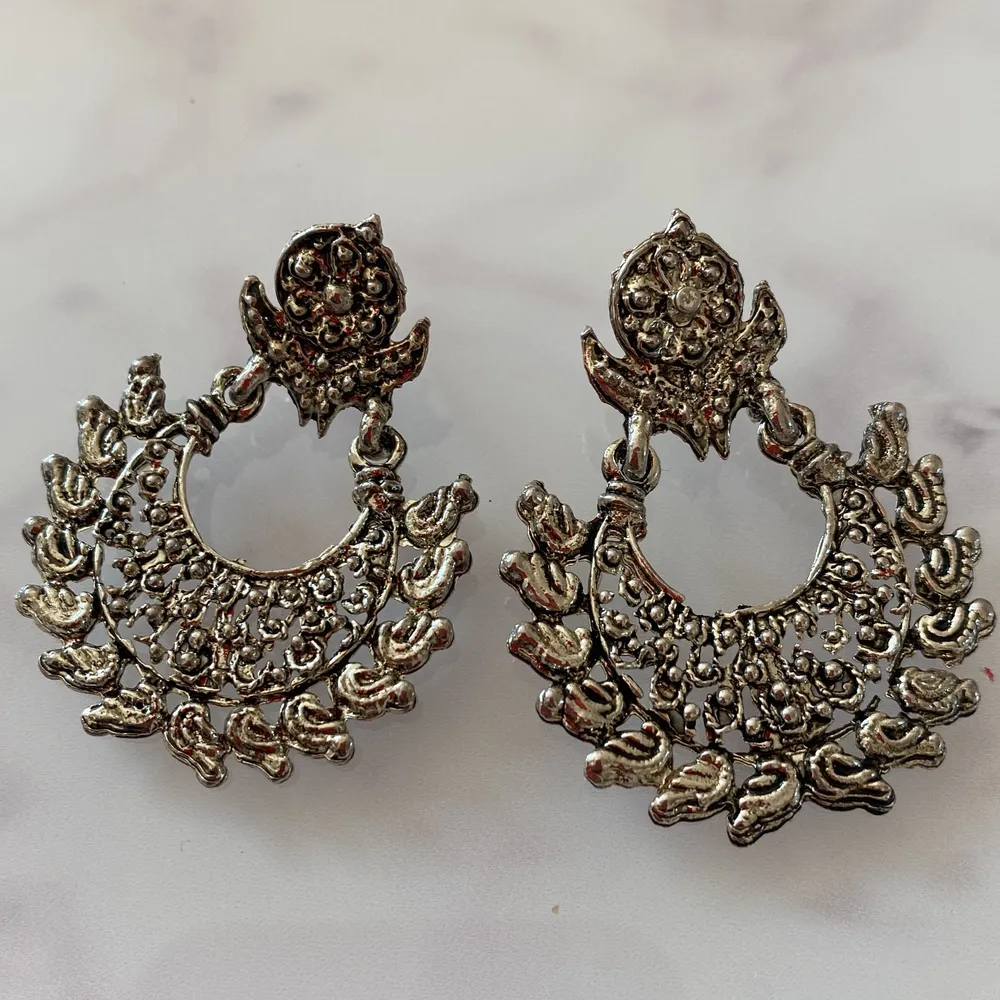 Silver colored stainless steel earrings from India.  Condition: New. Accessoarer.