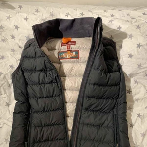 Parajumper väst, storlek S - Fin väst i bra skick! Använd några gånger.