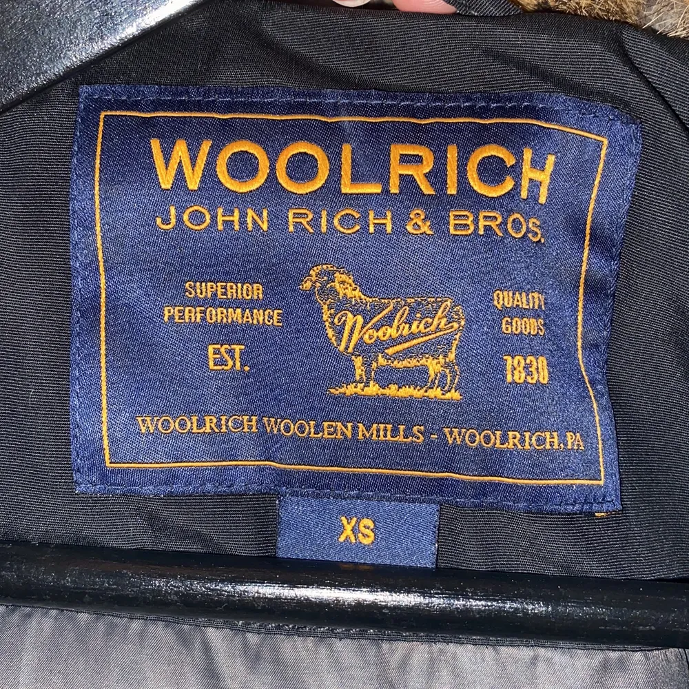 Säljer min XS Woolrich vinterjacka då det inte är min stil längre. Det är äkta pals runt kanten men dessutom inuti luvan. Jag skickar gärna mer bilder privat om du är intresserad! :)   Pria kan diskuteras vid snabb affär . Jackor.