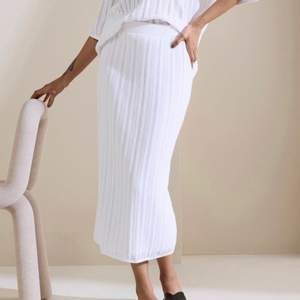 Säljer denna populära vita kjolen från Lindex i storlek S som är använd fåtal gånger. Jag tycker inte riktigt det är min stil och det är därför jag säljer den. Jättefint skick. Slutsåld på hemsidan. Bud från 350kr💕