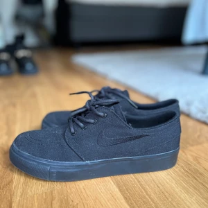 nike sb - helsvarta nike sb, har gått med dom utomhus 1 gång så dom är i princip nyskick