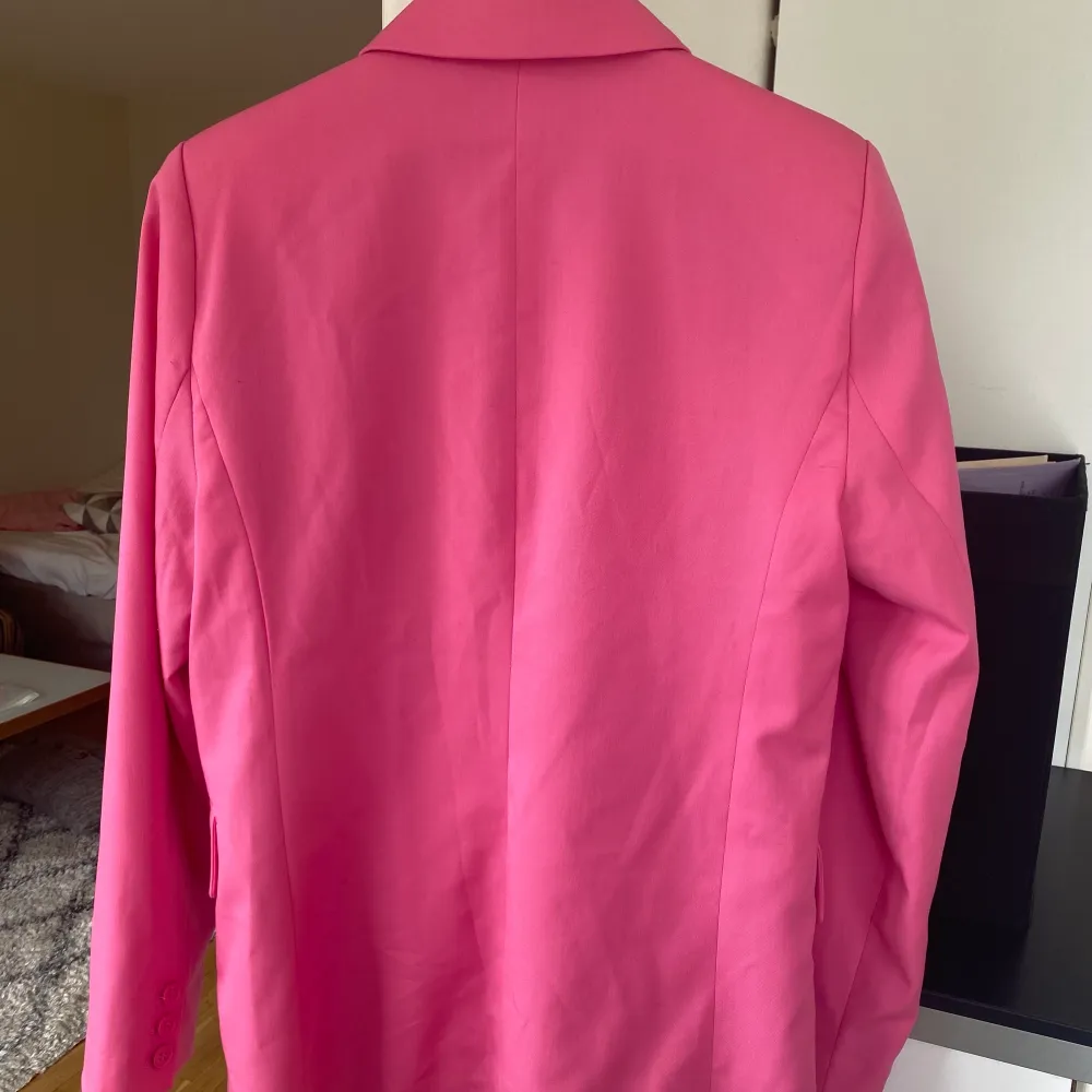 Säljer min statement piece, rosa, oversized kavaj från Bikbok. Storlek XS (oversized) men passar upp till stl. M.  Använd endast 1 gång så i väldigt bra skick! Köpt för 600kr. Frakt inte inkluderat i priset💖💖. Kostymer.