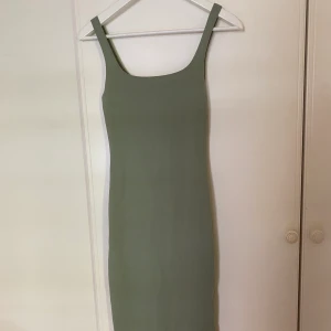 Klänning från Zara - Klänning från zara, går ner över knäna, aldrig använd. Finns en slits på baksidan. 