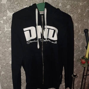 Denim huvtröja  - Fin och superskön huvtröja från denim. Sparsamt använd. Storlek L men skulle passa mer nån som har storlek M. 80kr plus frakt. 