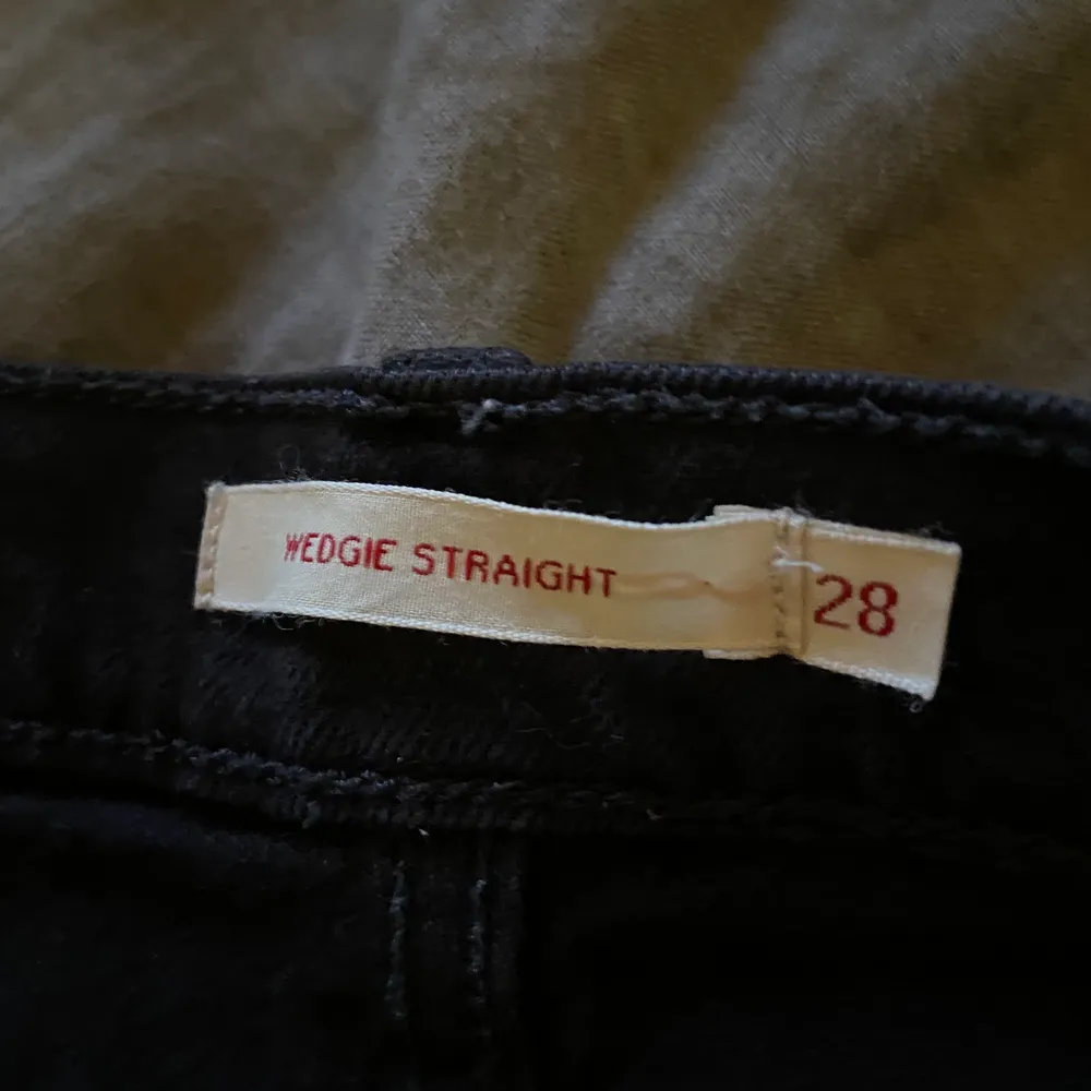 Svarta raka levi’s jeans, perfekt längd om du är runt 160cm👌🏻🌸 (pris kan diskuteras) • kolla gärna mina andra poster🫶🏻. Jeans & Byxor.