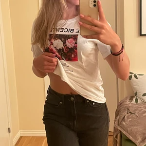 Tröja med tryck på  - Köpt på Pull & Bear, passar storlek S men även XS 🥰 50kr + frakt