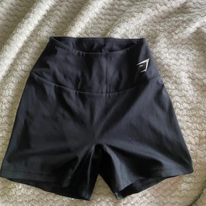 Gymshark shorts - Snygga gymshark shorts😍 storlek S, stretchigt material. Dom är knappt använda och är i nytt skick! köpta för 300kr men kommer inte till användning:( Skriv för mer information!!💞💞