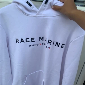 Race marine hoodie - Ett helt ny race marine hoodie, äkta, säljs för den passade it mig. fixk den som present. jätte bra skick. 