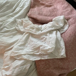 Tröja med volanger - Vit tröja med volanger använd cirka 2 gånger från bik bok i storlek än S 80kr+ frakt 