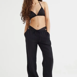 Svarta linnebyxor hm - Säljer dessa svarta linnebyxor i storlek M men som passar mig som har S. Då de går att dra åt i midjan är de väldigt flexibla i storleken. Aldrig använda💕
