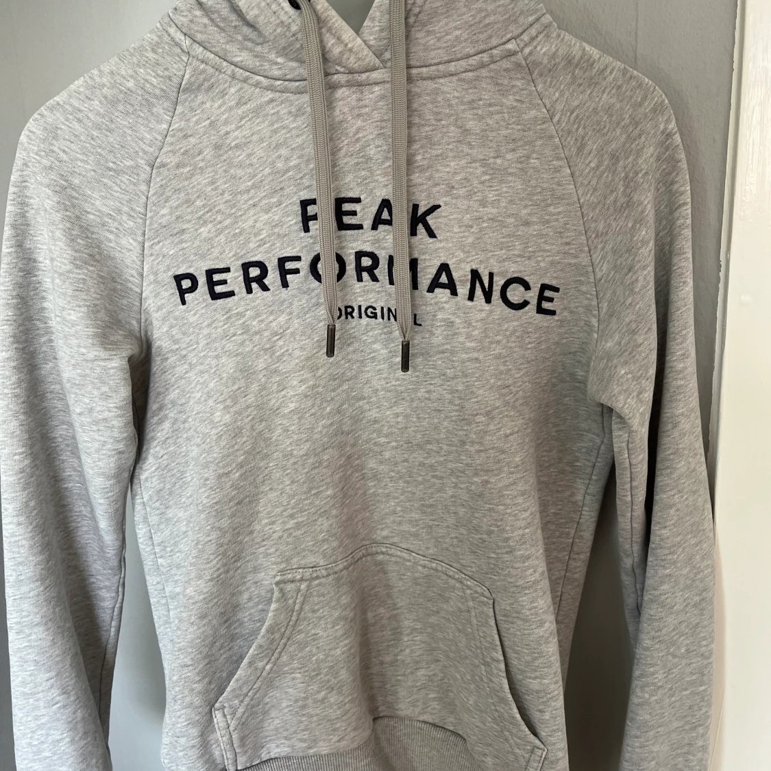 Grå peak performance hoodie
