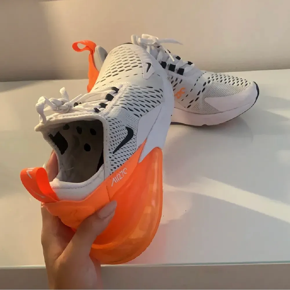 Knappt använda orange / vita airmax. Storlek 38. Säljs på grund av att de ej passar min stil men de är otroligt fina. Färgen säljs ej i Sverige utan de är köpta i las vegas. Kontakta mig för fler bilder eller frågor 💕 Kan gå ner i pris vid snabb affär 😊. Skor.