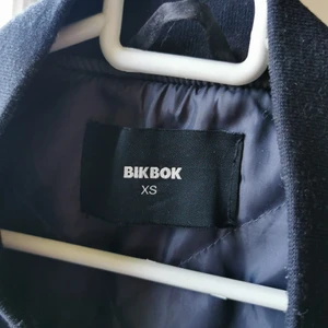 Jacka - Använt några gånger. Är inte läder utan är mer lite silkes. 