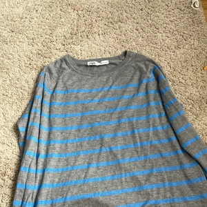 Randig tröja 😊 - Hej! Jag säljer denna superfina tröja från Zara. Tröjan är i mycket bra skick! Tröjan är i storlek M men passar Xs upp till S. Köparen står för frakten😊