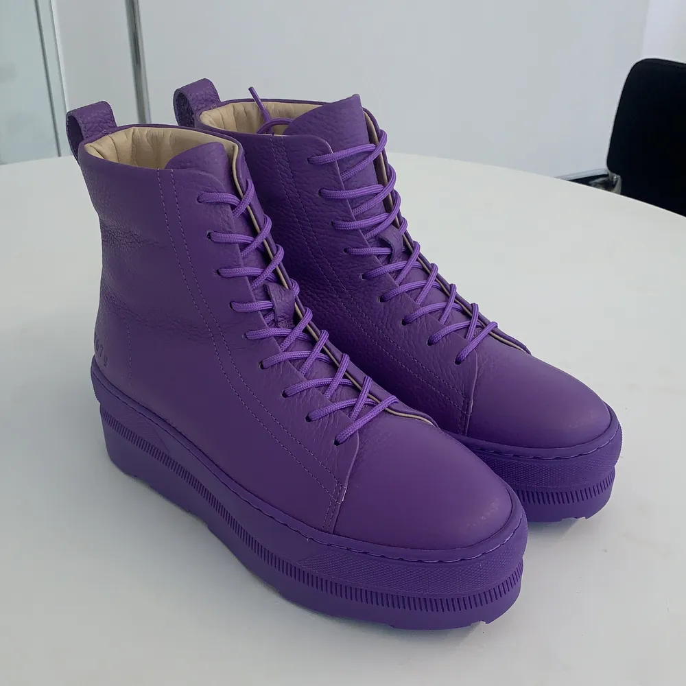 Helt oanvända skor fr GRAM SHOES. Modellen gjordes i flera färger, men i lila är detta det enda paret. Storlek 39. Kengät.
