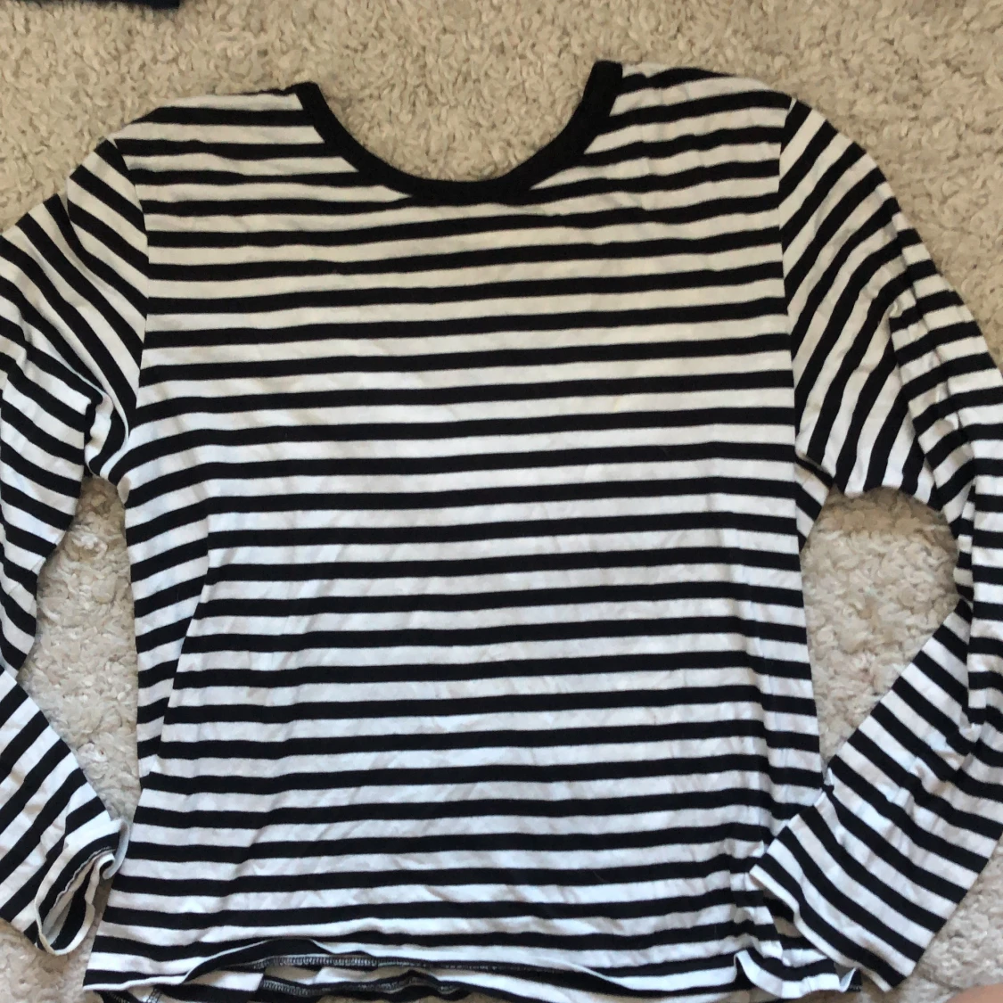 En svart randig tröja